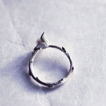 Load image into Gallery viewer, Small trillium ring