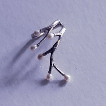 Load image into Gallery viewer, Adjustable silver ring, twig design, white pearls