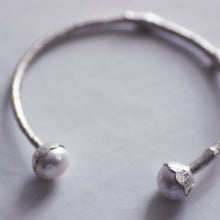 Load image into Gallery viewer, Twig silver cuff bracelet set with pearls