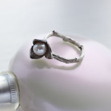 Load image into Gallery viewer, Large silver flower ring, three-petal flower set with a pearl