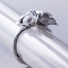 Load image into Gallery viewer, Two flowers twig ring, set with pearls