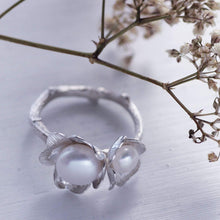 Load image into Gallery viewer, Two flowers twig ring, set with pearls