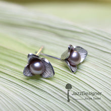 Load image into Gallery viewer, Flower sterling silver stud earrings, pearl earrings