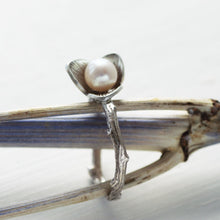 Load image into Gallery viewer, Large silver flower ring, three-petal flower set with a pearl