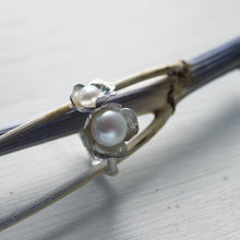 Load image into Gallery viewer, Two flowers twig ring, set with pearls