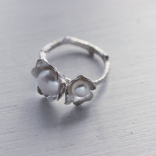 Load image into Gallery viewer, Two flowers twig ring, set with pearls