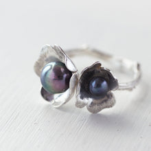 Load image into Gallery viewer, Two flowers twig ring, set with pearls