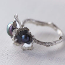 Load image into Gallery viewer, Two flowers twig ring, set with pearls