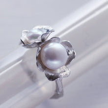 Load image into Gallery viewer, Two flowers twig ring, set with pearls