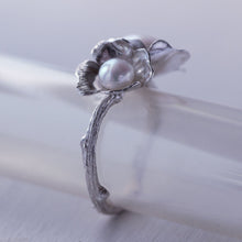 Load image into Gallery viewer, Two flowers twig ring, set with pearls