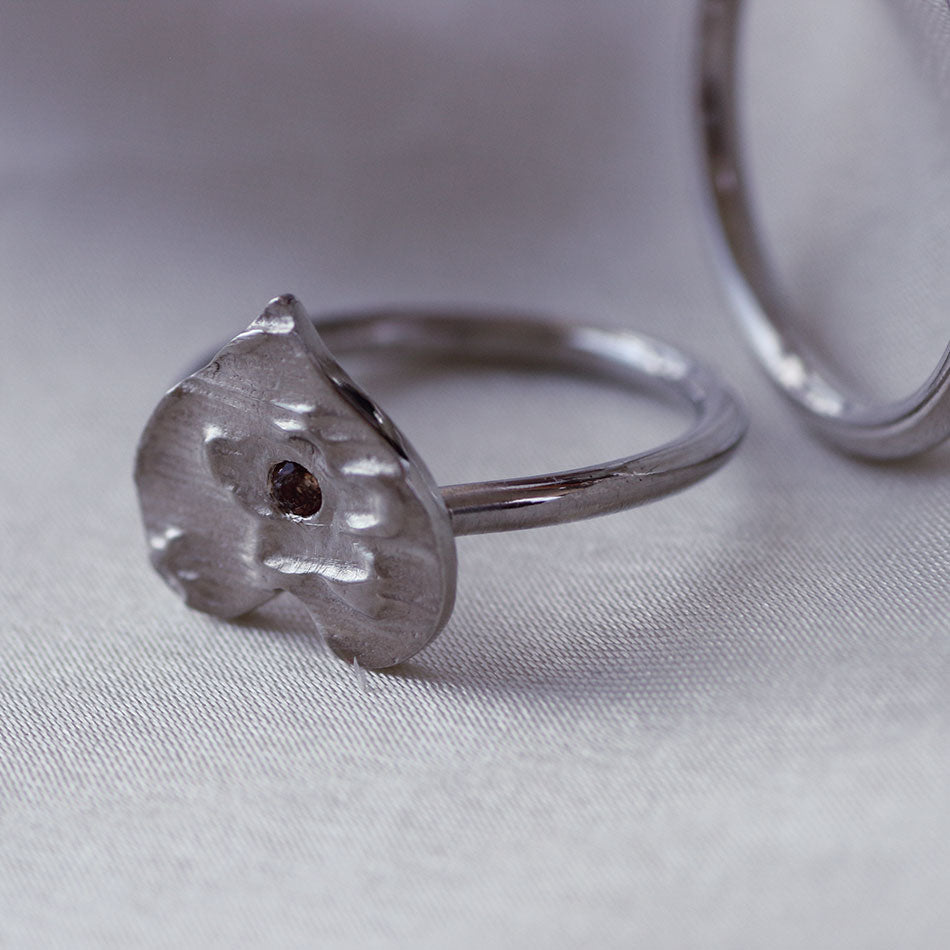 Bague cœur en argent, gravée et sertie d'un saphir rose ou d'un véritable zircon brun