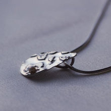 Charger l&#39;image dans la galerie, &lt;transcy&gt;Collier goutte en argent massif, motif fleur gravé avec une perle&lt;/transcy&gt;
