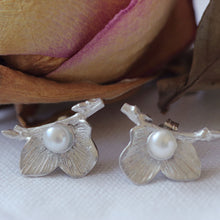 Load image into Gallery viewer, Silver flower stud earrings
