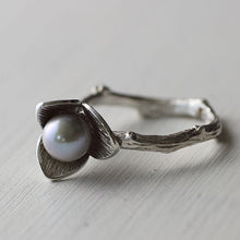 Load image into Gallery viewer, Large trillium ring, silver flower ring set with a pearl

