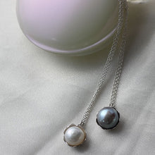 Load image into Gallery viewer, Silver dainty flower necklace, set with a pearl
