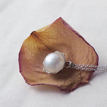 Load image into Gallery viewer, Silver dainty flower necklace, set with a pearl

