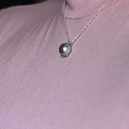 Délicat collier fleur en argent, serti d'une perle