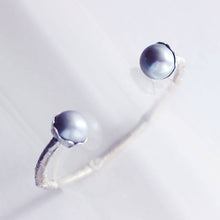 Load image into Gallery viewer, Twig silver cuff bracelet set with pearls
