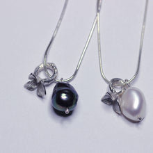 Load image into Gallery viewer, Sterling silver charm necklace, flower and pearl charms - 2 options of pearl colors: white and black peacock

