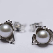 Load image into Gallery viewer, Flower sterling silver stud earrings, pearl earrings
