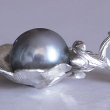 Load image into Gallery viewer, Side of the silver flower pendant, grey pearl, macro pic.
