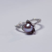 Load image into Gallery viewer, Large trillium ring, silver flower ring set with a pearl
