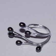 Load image into Gallery viewer, Adjustable twig ring, black peacock pearls
