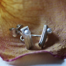 Load image into Gallery viewer, Silver Twig Stud set pearl
