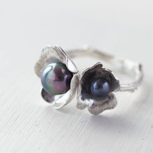 Load image into Gallery viewer, Two flowers twig ring, set with pearls
