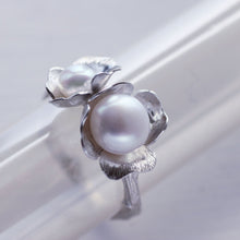 Charger l&#39;image dans la galerie, &lt;transcy&gt;Bague brindille deux fleurs, sertie de perles&lt;/transcy&gt;
