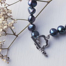Load image into Gallery viewer, Knotted pearls bracelet, silver flower clasp.
